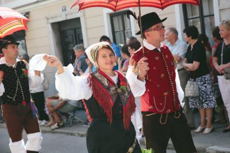 Povorka Dnevi narodnih noš in oblačilne dediščine